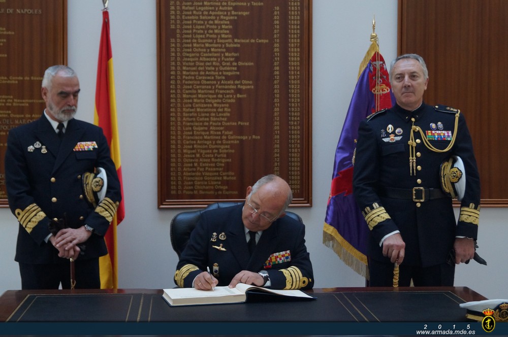 El almirante general Muñoz-Delgado ha firmado en el Libro de Honor de la unidad